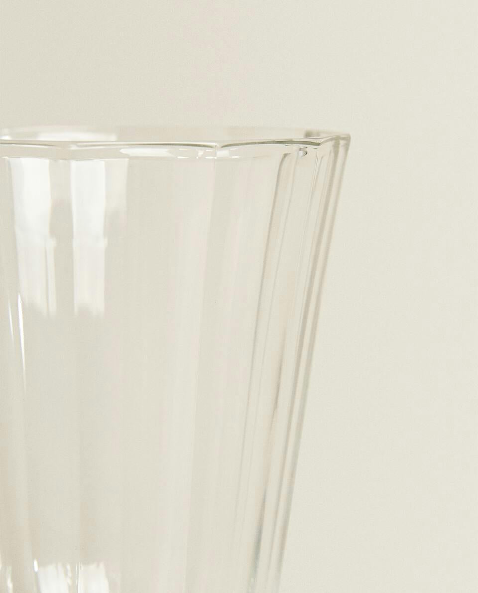 RAISED FACETED WINE GLASS